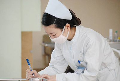 初中毕业读贵阳卫校的高级护理专业如何？